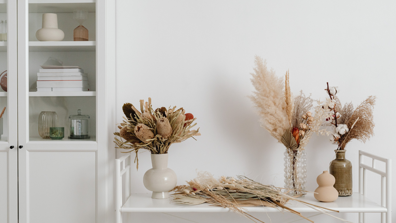Tipy na dekorácie na poličku, ktoré zútulnia váš domov