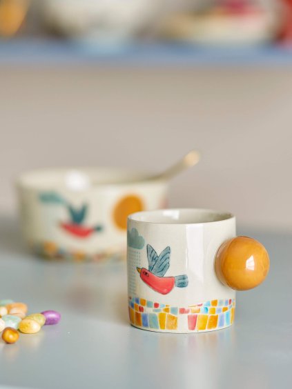 Hrnček so vzorom vtáčika