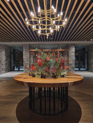 Ahojte JOYáci 🩷 Tento nádherný aranžmán sme vytvorili pre @swissoteldamianjasna ✨ Hlavnú rolu hrajú elegantné amarylis,...