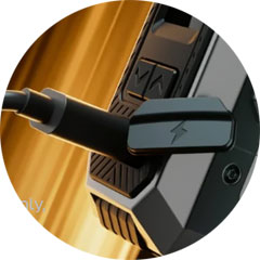 Nabíjecí port USB-C se silikonovou záslepkou na gripu Vaporesso Armour Octa