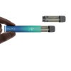 Detailní pohled na Elf Bar ELFA přednaplněné cartridge s průhledným rezervoárem a černým náustkem vedle tyrkysově modrého zařízení drženého mezi prsty