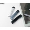 Uwell Caliburn G4 Mini v bílém šedém a černém provedení na bílém stolku vedle časopisů v kancelářském prostředí