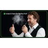 Spokojeni´ uživatel s Oxva Xlim Pro 2 ukazuje palec nahoru při vapování