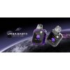 Lost Vape Ursa Baby 3 pod ve fialové a stříbrné barvě s TFT displejem na kosmickém pozadí s planetou