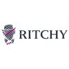 Logo společnosti RITCHY s charakteristickým grafickým symbolem v kombinaci šedé a fialové barvy na bílém pozadí reprezentující výrobce vapovacích produktů