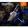 Černý vaping Geekvape Aegis Solo 3 s průhledným atomizérem položený na skalách s modrým osvětlením