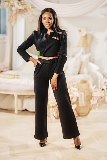 Černý sportovně elegantní set z africké látky s brazilským střihem.