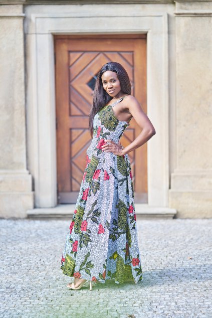 Dlouhé šaty s květinovým vzorem na ramínka