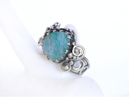 originálny strieborný prsteň s prírodným amazonitom, kamienok je fazetovaný, obrúčka širšia vytvorená zo špirálových línií