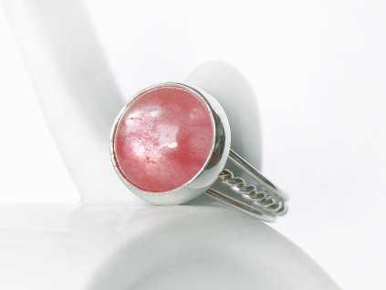 strieborný prsteň s väčším čerešňovým očkom v červenoružovkastom sfarbení s miernym priesvitom