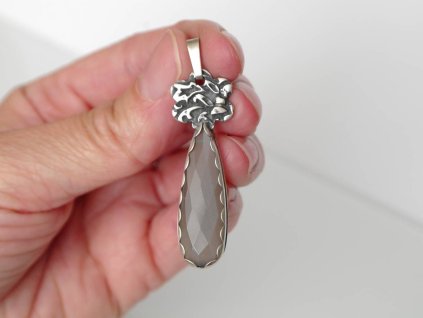 strieborny privesok kvapka s mesacnym kamenom fazetovanym, doplneny kvet