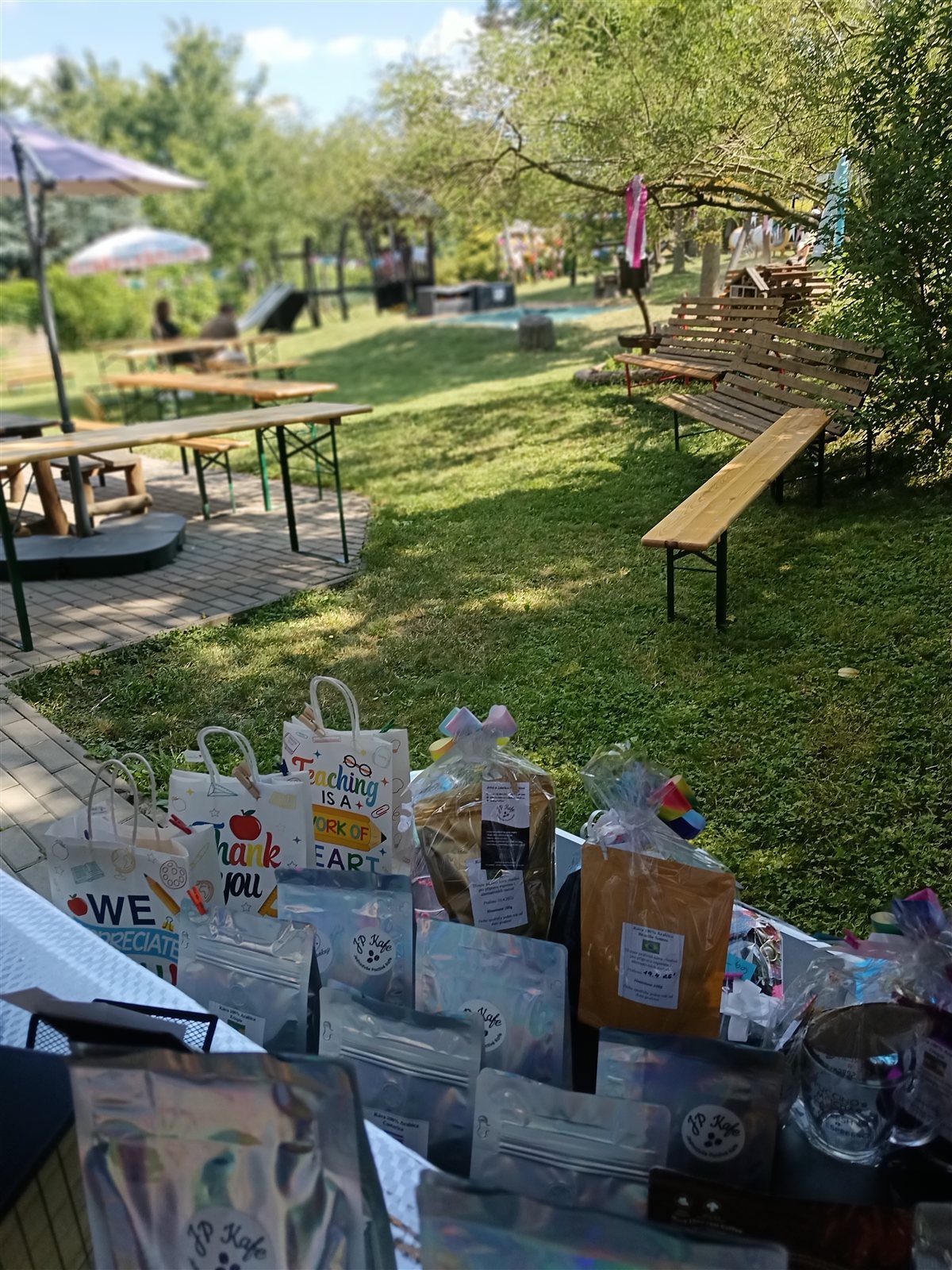 Zrnková káva JP Kafe v sáčcích připravená k prodeji na akci