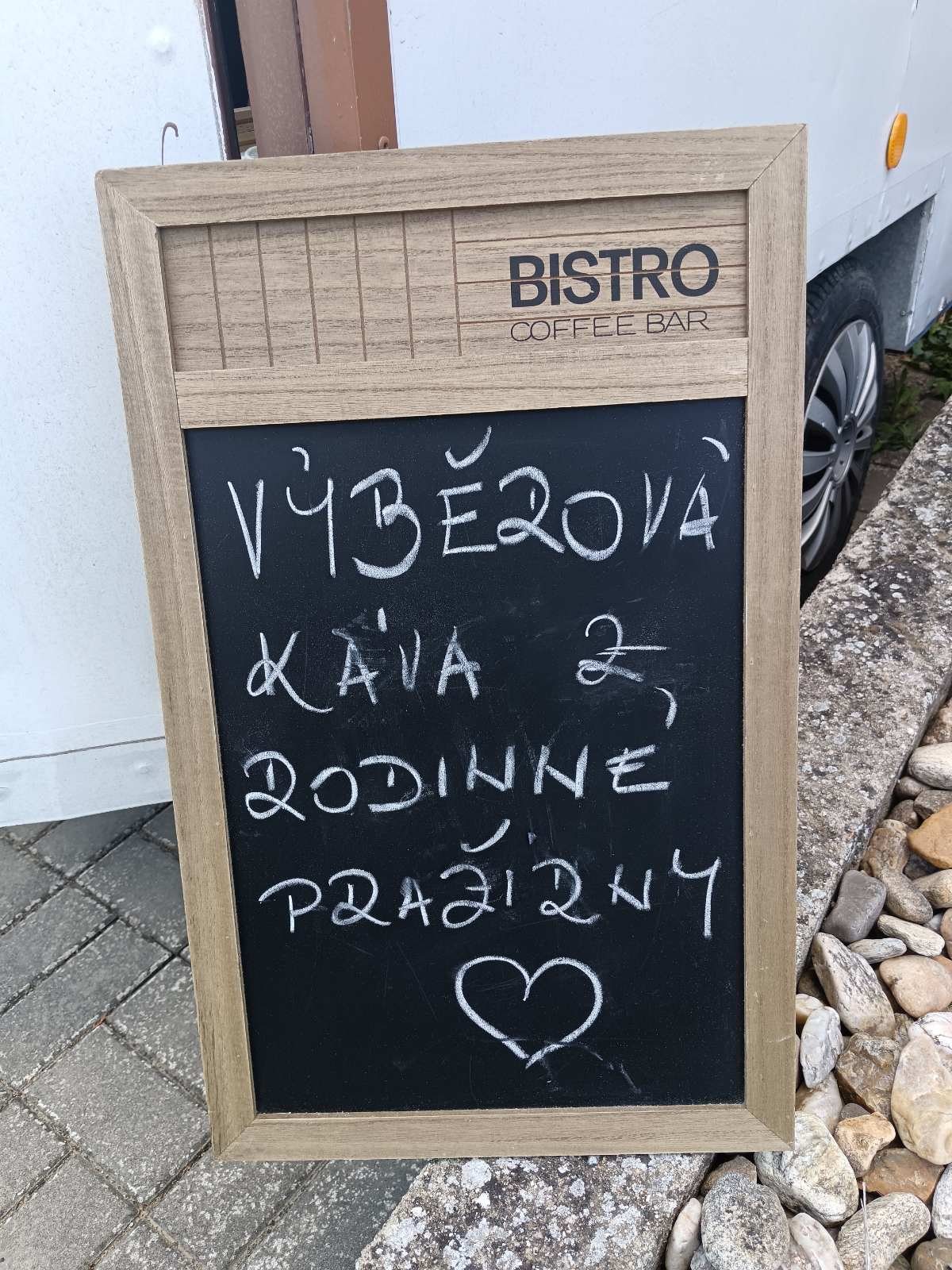 Cedule u pojízdné kavárny s nápisem Výběrová káva z rodinné pražírny