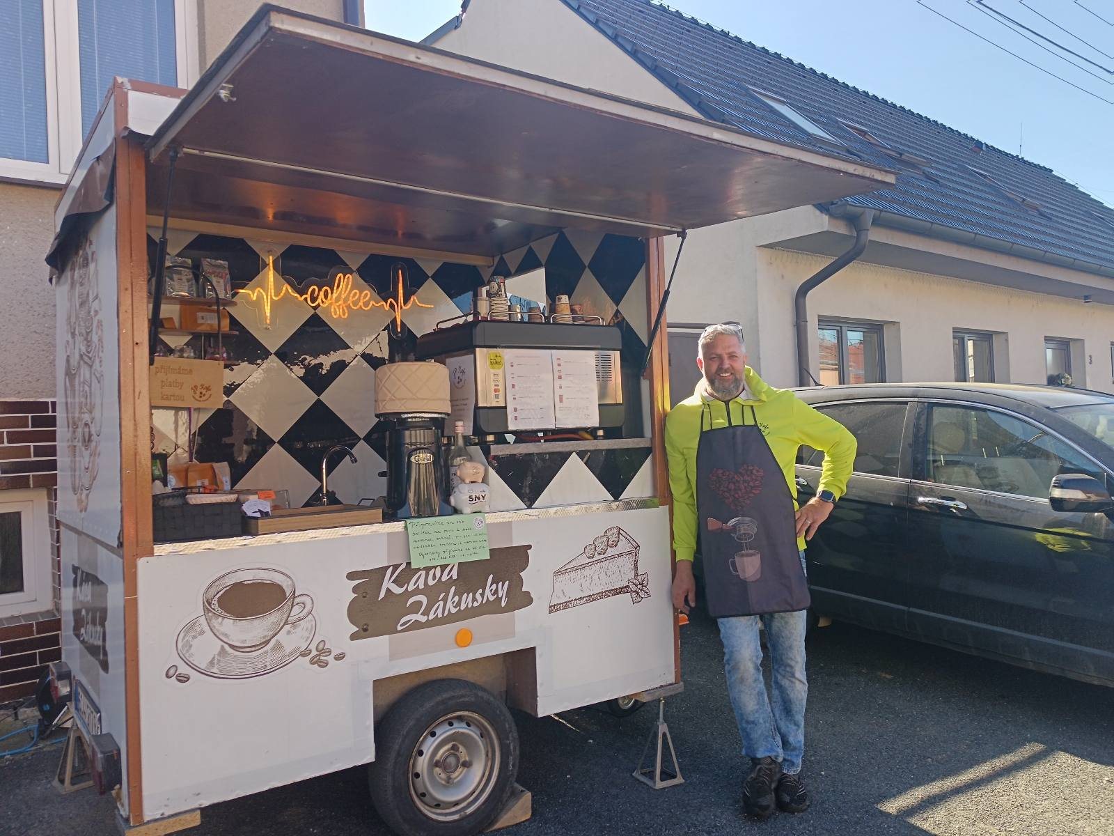 Jirka z JP Kafe u otevřené pojízdné kavárny