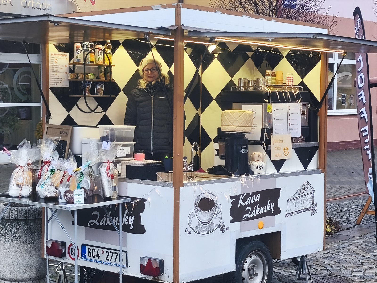 Pojízdná kavárna JP Kafe na adventním trhu mezi ostatními stánky