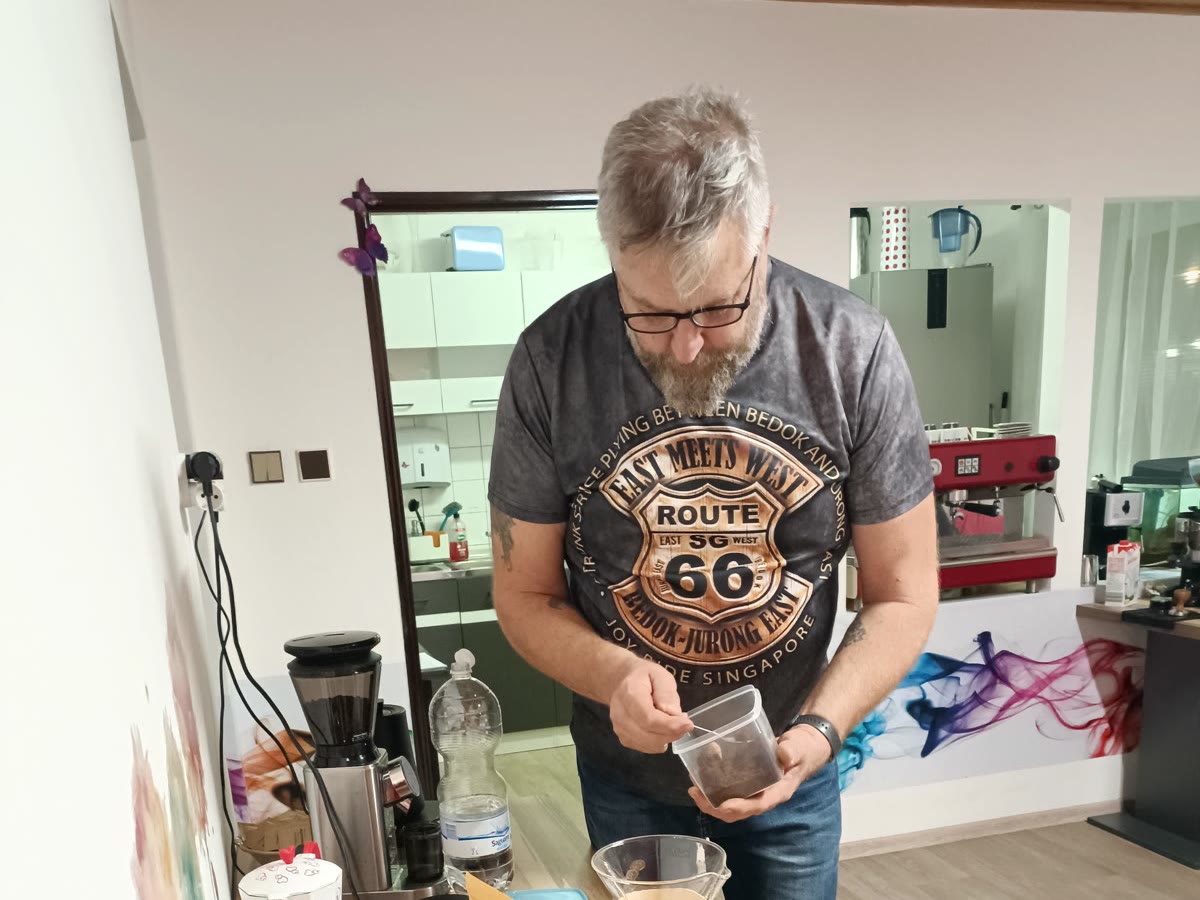 Jirka připravuje kávu na workshopu O kávě nad kávou