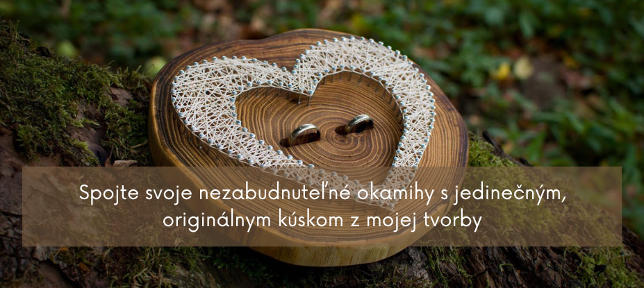 drevený podnos na obrúčky - srdce string