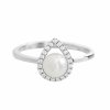 Stribrny prsten s ricni perlou v obvodove kapce Kubickych zirkonu Crystal (Stribro 925/1000)