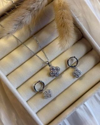 Někdy stačí jen kousek štěstí… a trochu třpytu navíc. ✨ Tento jemný set náhrdelníku a náušnic se čtyřlístkem je jako...