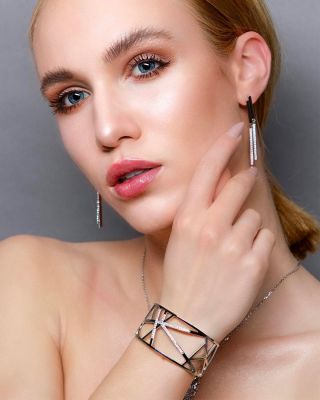 Některé šperky nejsou jen ozdobou. 💎 Jsou pocitem, který vám připomene, kým jste. Sebevědomá, silná, jedinečná – přesně...