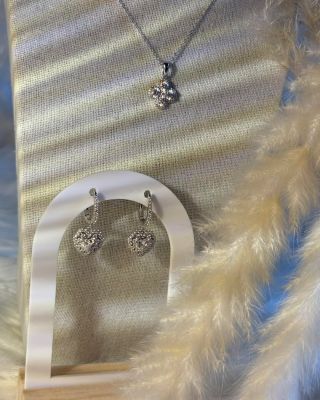 Luxus, který není okázalý, ale cítíte ho hned. V jemném třpytu, v precizním zpracování, v tom tichém momentu, kdy šperk...