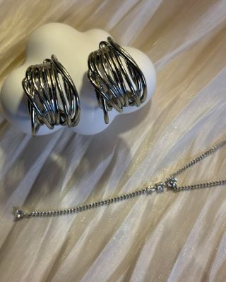 Naše šperky vznikají s myšlenkou na ženy, které chtějí být samy sebou – v každodennosti, v radostech i ve výjimečných...