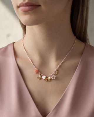 Dva světy, jeden příběh. 🌸 Náš nový šňůrkový náhrdelník s hravými přívěsky si zamilují ženy i malé slečny. Je to šperk,...