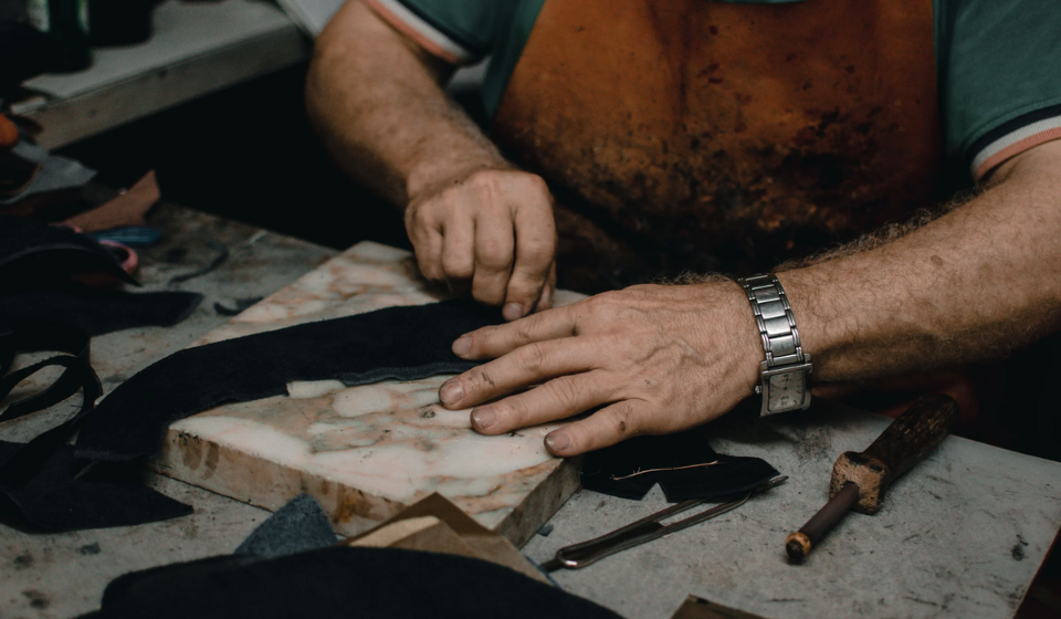 Od surové kůže k jedinečným výrobkům: Příběh kozí a hovězí kůže značky SAJO