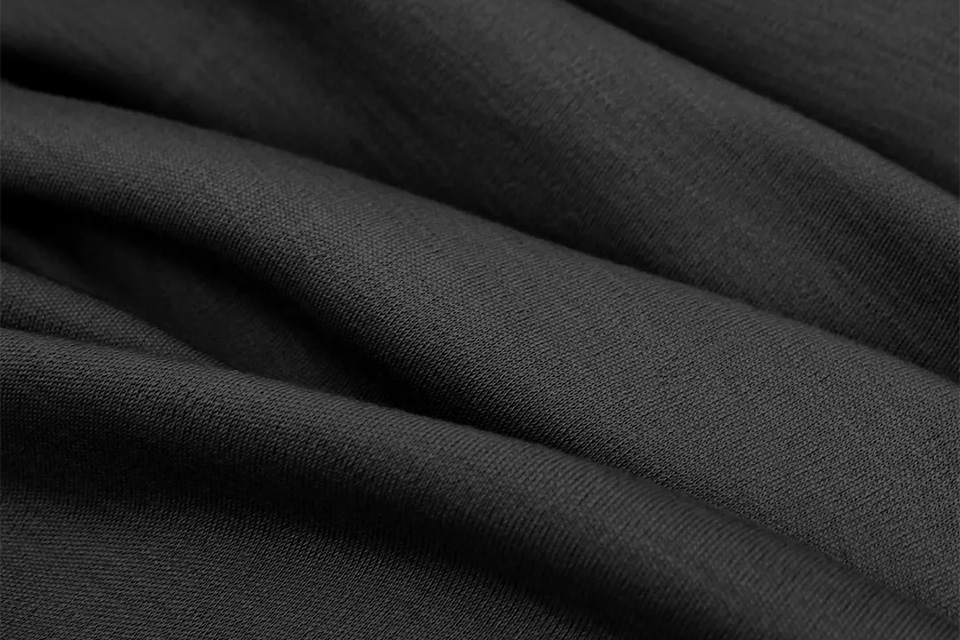 Kojicí tričko Jsem máma, 100% merino černé, detail