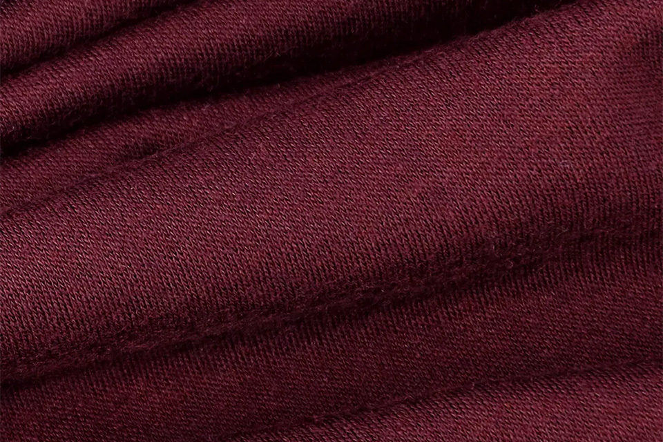 Kojicí tričko Jsem máma, 100% merino vínové, detail
