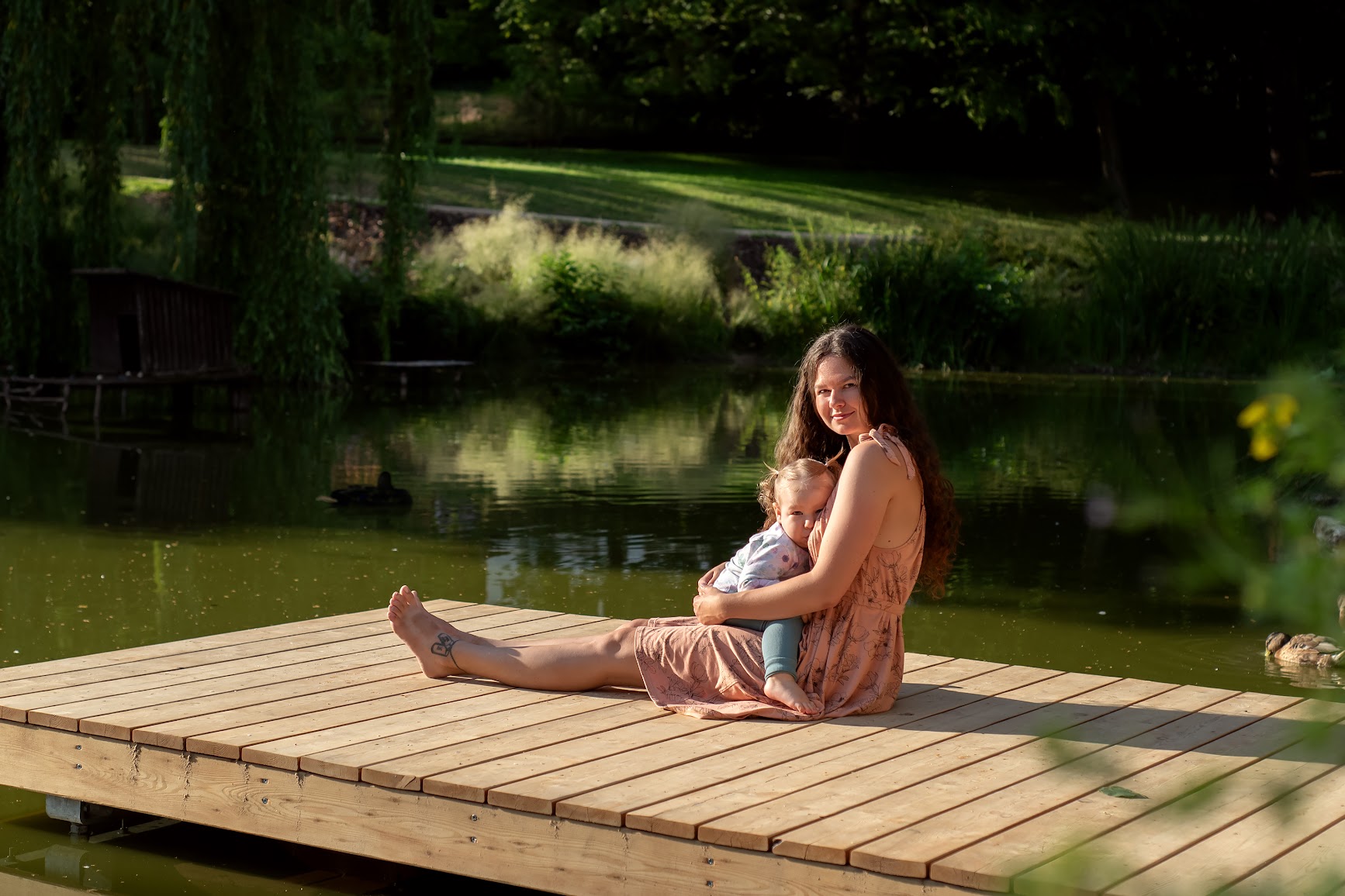 ABKM, sezení u rybníka, maminka s dcerou