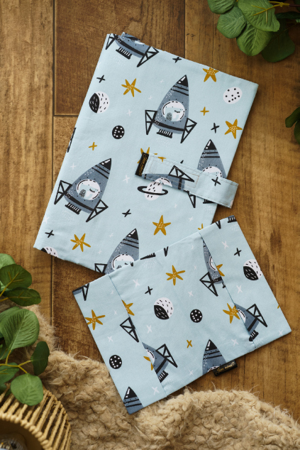 Plenkovník a obal na očkovací průkaz Vesmír (sada 2 ks)