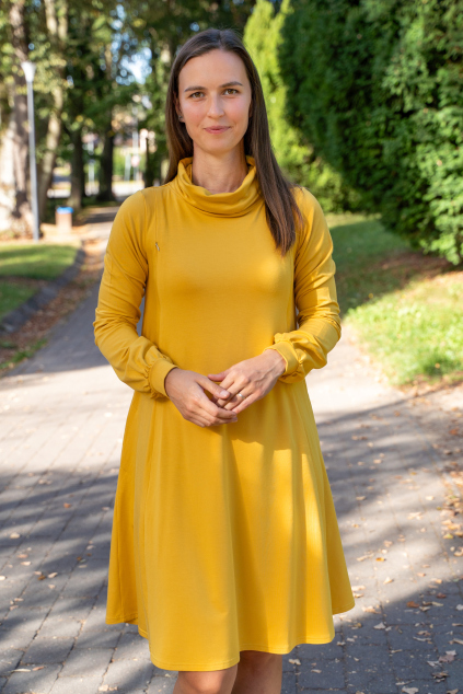 Zimní bambusové šaty s rolákem – slunečnicově žluté | Jsem máma