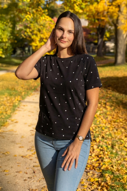 Bavlněné kojicí tričko se skrytými zipy – černé s puntíky | Jsem máma