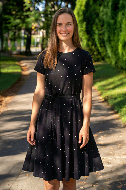 Bavlněné kojicí šaty se skrytými zipy – černé s puntíky | Jsem máma