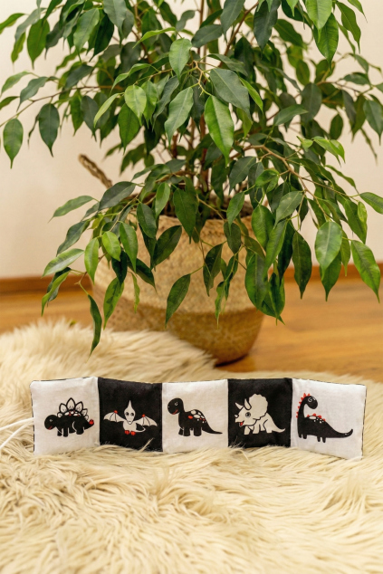 Kontrastní leporelo pro miminka černobílé obrázky dinosauři