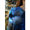 Kojicí šaty Jsem máma, galaxie, detail látky