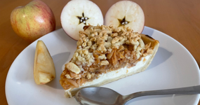 Jablečný koláč s tvarohem zdravě bez cukru