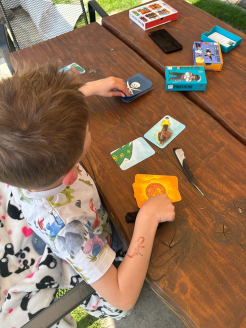 Karetní hry pro děti – zábava, která rozvíjí logiku a paměť