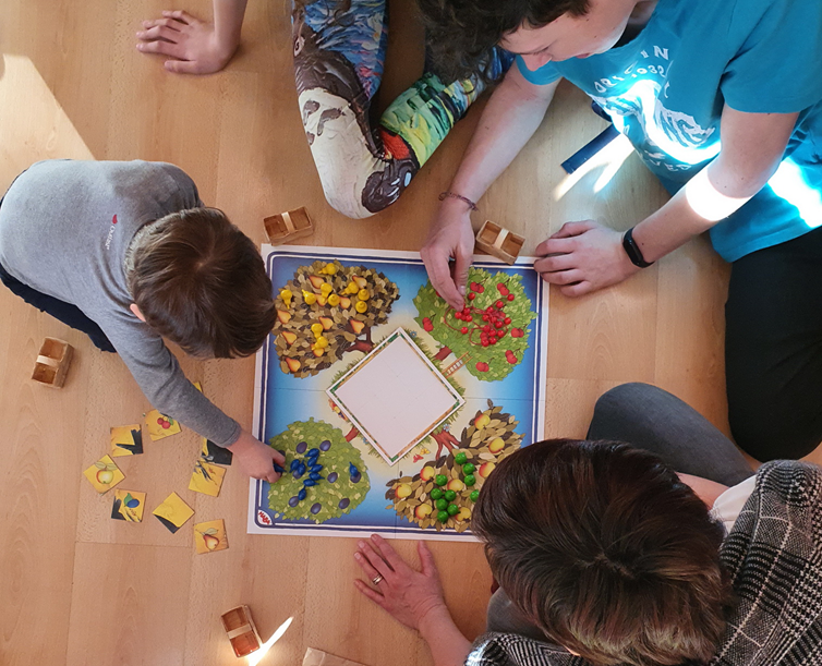 Ovocný sad – kooperativní hra pro děti, která spojuje rodinu