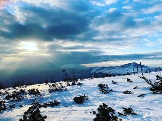 Včera nejkrásnější, nejmrazivější a nejmagičtější ukončení skialpové sezóny 🤩 vstavacka ve 2:50 na východ Slunce na...