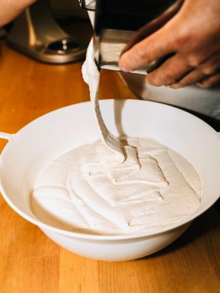 Makronky v procesu Tenhle moment je klíčový – macaronage. Správné míchání rozhoduje o hladkém povrchu, nožkách i dokonalé...