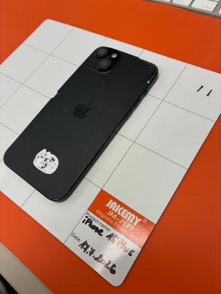Výmena rozbitého zadného skla a napučanej batérie za originál Apple batériu, aby sa mohlo ďalej makať a nepoužívať iPhone...
