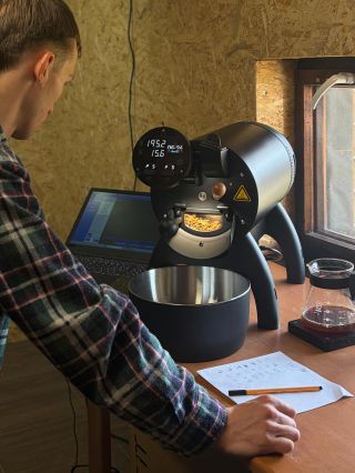 4kg pokusov a omylov. ☕ Toľko ma stálo, kým som konečne pochopil princíp praženia. Po niekoľkých praženiach som našiel...