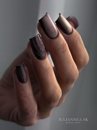 Moje obľúbené ruky a obľúbené odtiene 😍 Inak, aj vďaka hlasovaniu v ankete sa moja @matka_palovic vrátila k tvaru kocka,...