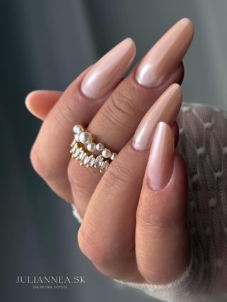 Mermaid Powder @yvettennailsbrand zaleštený do Mirror top coat od @robynails_slovakia ✨ Modelácia s prekrásnym make up...