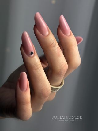 Jeden valentínsky minimalizmus a jedno splnené prianie 🖤 Tak dlho som hľadala polyakryl gél, ktorého odtieň bude ozaj...