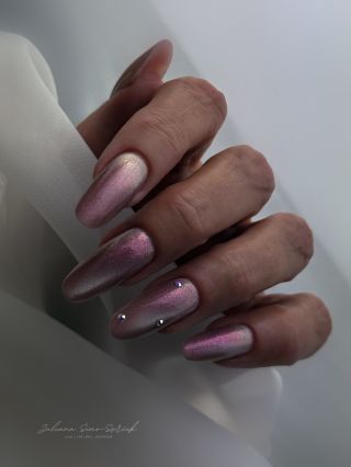 Cat Eye Cameo od @robynails_slovakia 😍 (kódik JULI) a na ňom aurora pigment (Aurora Original od @ruscona ) zamiešaný do...