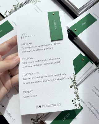 Menu pro Filipa a Klaudii. Jmenovky s UV bílým tiskem ♥ #svatebnimenu #menu #hostina #zelena #jmenovkysbilymtiskem...
