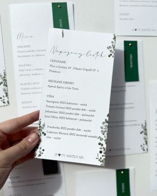 Nápojový lístek byl vytištěn z druhé strany menu #nápoják #napojovylistek #zelena #svatba #svatebnimenu